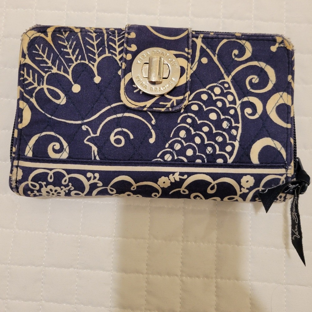 Vera Bradley Navy White Twirly Birds Floral Paisley Quilted Turnlock Wallet Fair